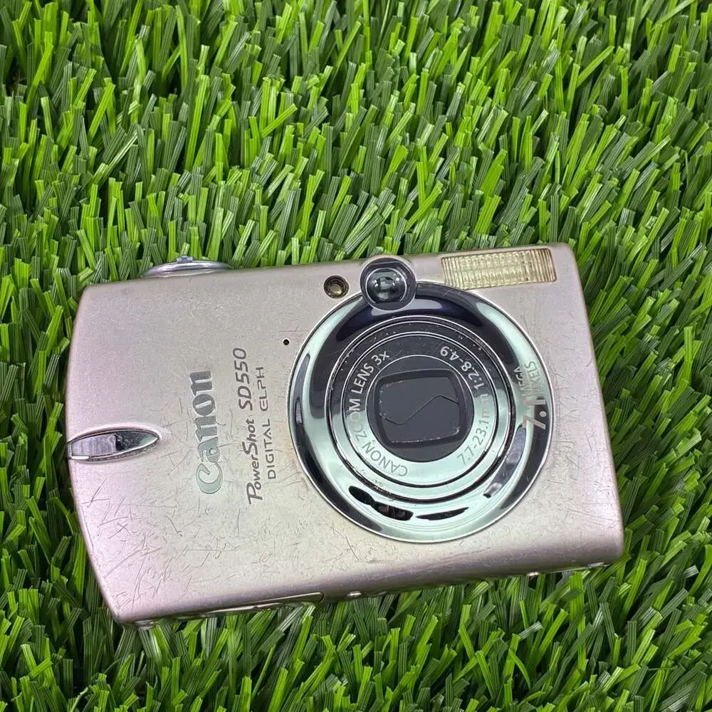 Canon PowerShot SD550 Digital ELPH 7.1MP Compact Camera Bundle